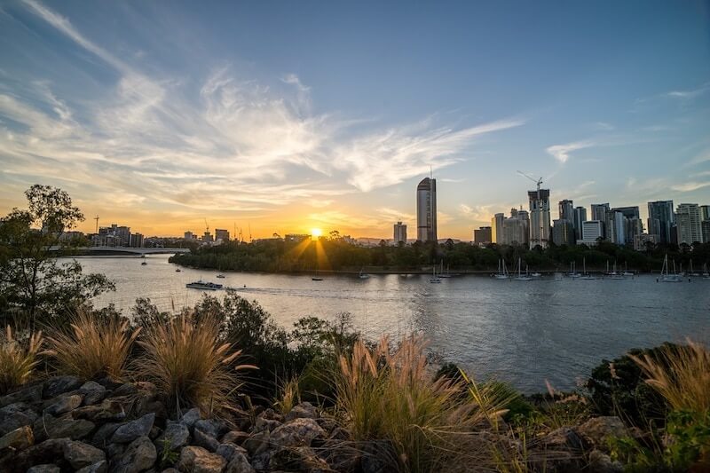 brisbane city via river side